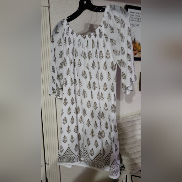 LAPOGEE Elegant White and Brown Leaf Pattern Tunic - Picture 7 of 7